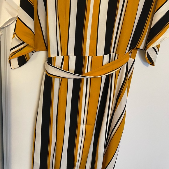 3/$15 Forever 21 wrap dress - Picture 2 of 2